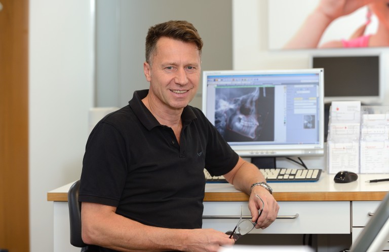Fachzahnarzt Dr. Thomas Riedmann Dr. Riedamnn vor dem Röntgenbild