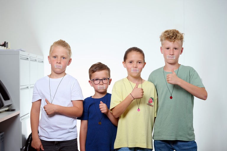 Vier Kinder mit getaptem Mund