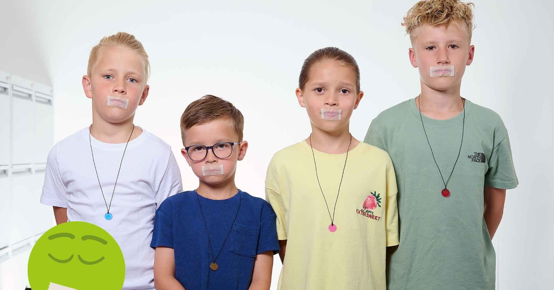 Vier mykie(R)Patienten zeigen wie man taped