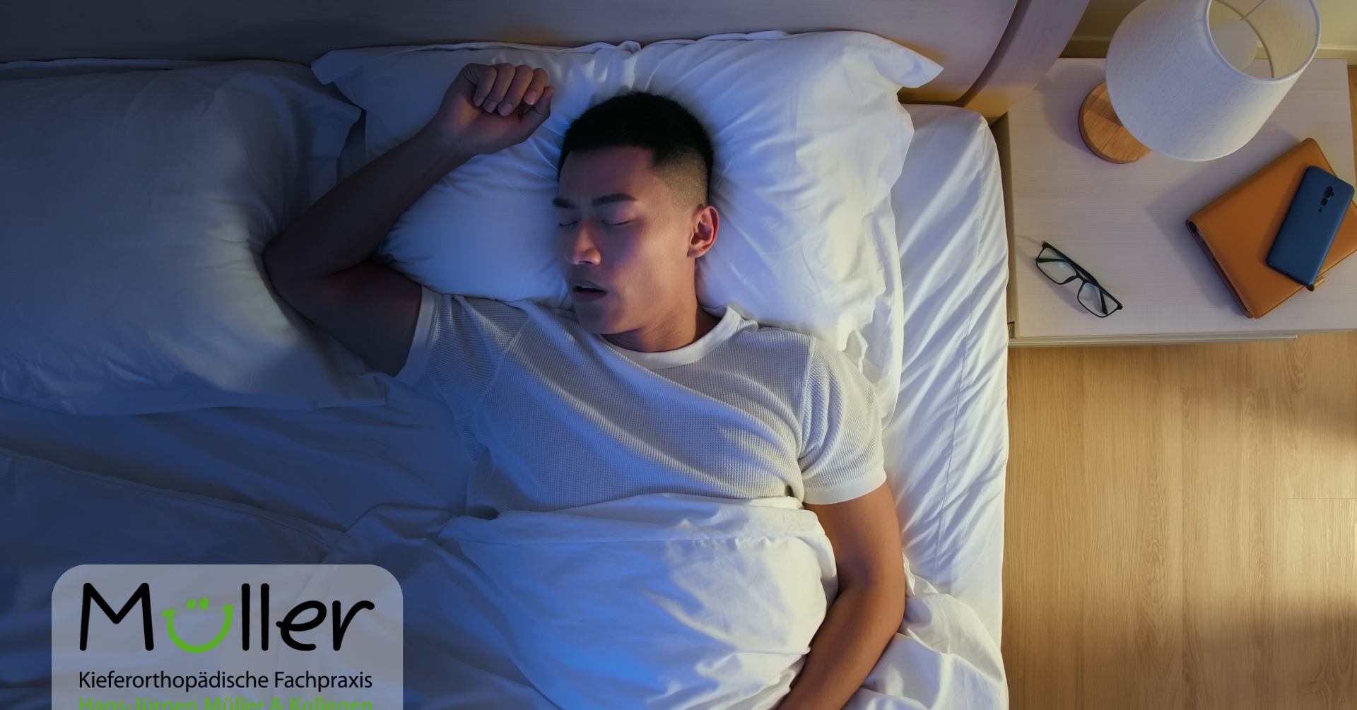 Mann schläft im Bett bei Nächtlicher Ruhe Mann schläft im Bett während der Nacht