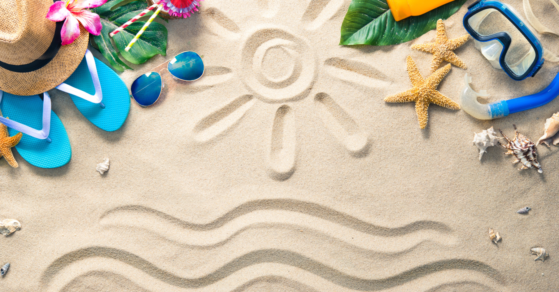 Sommerliche Stranddekoration mit Sonnenritzel im Sand, blauen Flip-Flops, Sonnenbrille, Cocktail und Seesternen.
